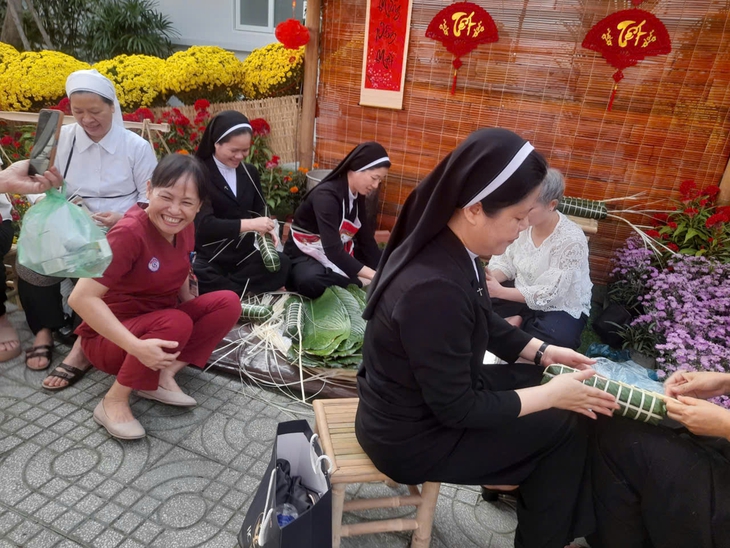 Chăm lo Tết trong bệnh viện hạng đặc biệt: Khi nhân viên y tế làm ‘người giữ Xuân’ cho bệnh nhân- Ảnh 6. Chăm lo Tết trong bệnh viện hạng đặc biệt: Khi nhân viên y tế làm ‘người giữ Xuân’ cho bệnh nhân- Ảnh 6.