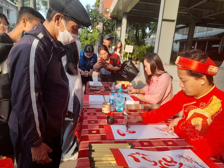 Chăm lo Tết trong bệnh viện hạng đặc biệt: Khi nhân viên y tế làm ‘người giữ Xuân’ cho bệnh nhân- Ảnh 5. Chăm lo Tết trong bệnh viện hạng đặc biệt: Khi nhân viên y tế làm ‘người giữ Xuân’ cho bệnh nhân- Ảnh 5.