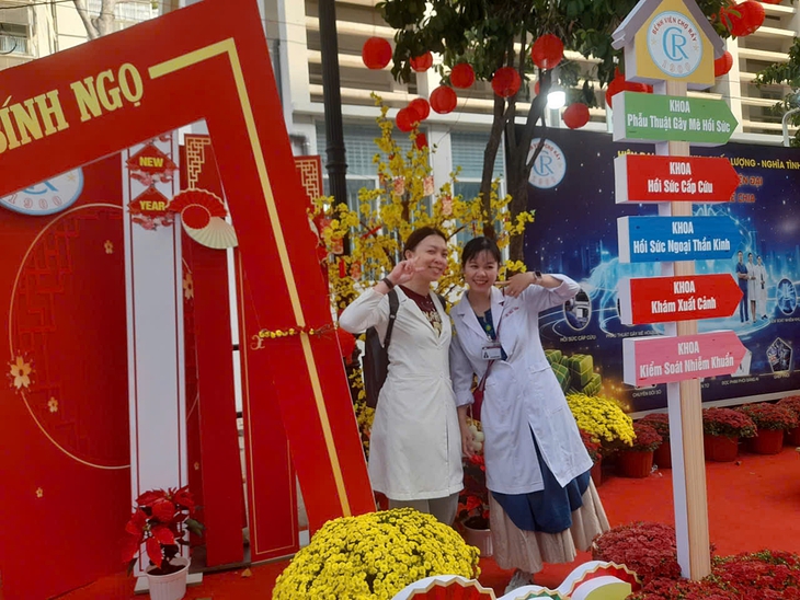 Chăm lo Tết trong bệnh viện hạng đặc biệt: Khi nhân viên y tế làm ‘người giữ Xuân’ cho bệnh nhân- Ảnh 7. Chăm lo Tết trong bệnh viện hạng đặc biệt: Khi nhân viên y tế làm ‘người giữ Xuân’ cho bệnh nhân- Ảnh 7.
