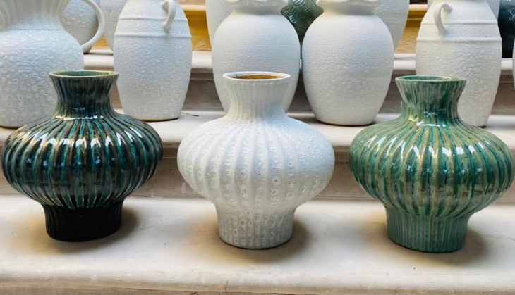 Bình hoa đèn lồng có gì đặc biệt mà được săn lùng đến 'cháy hàng'?- Ảnh 3. Bình hoa đèn lồng có gì đặc biệt mà được săn lùng đến 'cháy hàng'?- Ảnh 3.