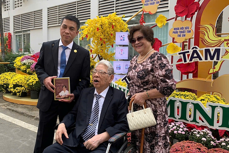 Chăm lo Tết trong bệnh viện hạng đặc biệt: Khi nhân viên y tế làm ‘người giữ Xuân’ cho bệnh nhân- Ảnh 2. Chăm lo Tết trong bệnh viện hạng đặc biệt: Khi nhân viên y tế làm ‘người giữ Xuân’ cho bệnh nhân- Ảnh 2.