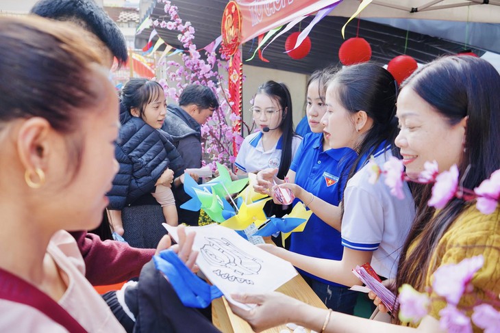 Ấm áp 'Phiên chợ 0 đồng' - Xuân đến sớm với bệnh nhi khó khăn- Ảnh 2.