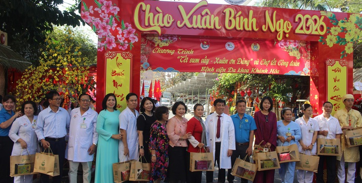 Ấm áp chợ Tết tại BVĐK Khánh Hòa- Ảnh 1. Ấm áp chợ Tết tại BVĐK Khánh Hòa- Ảnh 1.