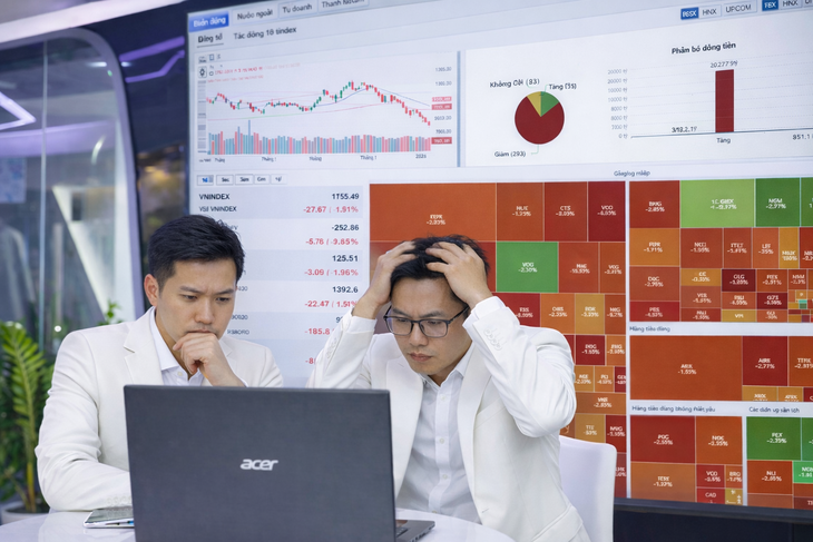 Chứng khoán tiếp tục bị bán tháo với 643 mã chìm trong sắc đỏ- Ảnh 1. Chứng khoán tiếp tục bị bán tháo với 643 mã chìm trong sắc đỏ- Ảnh 1.