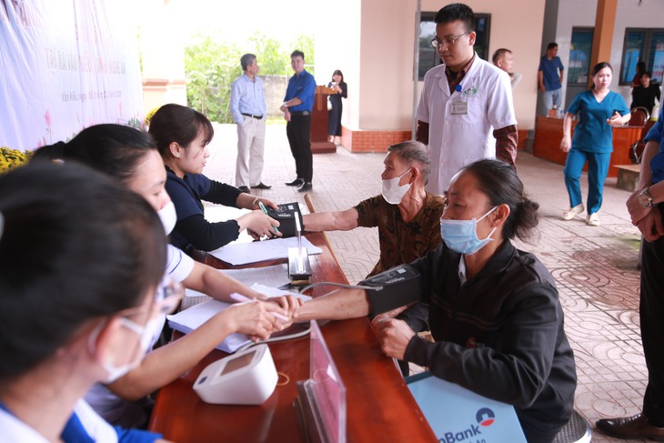 Ngành Y tế Nghệ An khám bệnh, trao quà Tết cho người dân khó khăn- Ảnh 5.