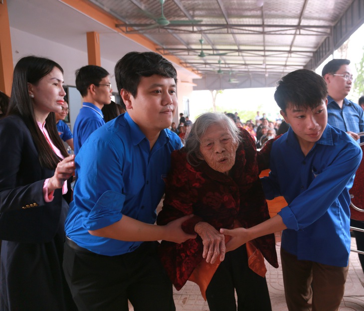 Ngành Y tế Nghệ An khám bệnh, trao quà Tết cho người dân khó khăn- Ảnh 9.
