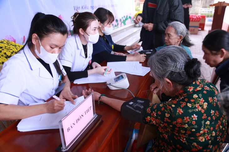 Ngành Y tế Nghệ An khám bệnh, trao quà Tết cho người dân khó khăn- Ảnh 6.