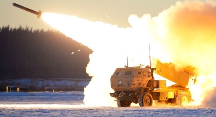 Mỹ triển khai hệ thống HIMARS tập trận bắn đạn thật cách biên giới Nga 50 km- Ảnh 1.