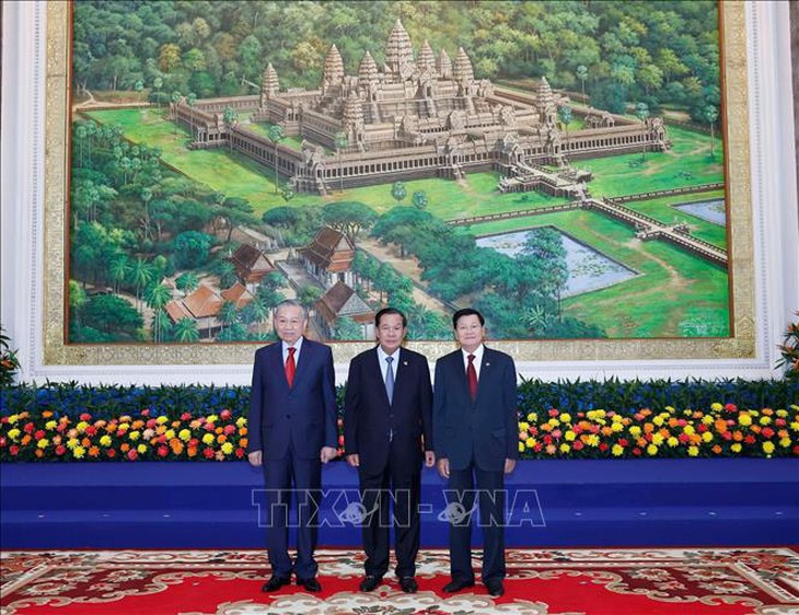 Tổng Bí thư Tô Lâm đồng chủ trì Cuộc gặp giữa Người đứng đầu ba Đảng Việt Nam - Campuchia – Lào- Ảnh 1. Tổng Bí thư Tô Lâm đồng chủ trì Cuộc gặp giữa Người đứng đầu ba Đảng Việt Nam - Campuchia – Lào- Ảnh 1.