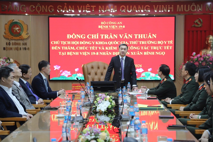 Thứ trưởng Bộ Y tế Trần Văn Thuấn thăm, kiểm tra công tác trực Tết tại Bệnh viện 19-8- Ảnh 1.