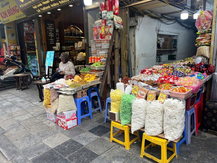 Phố bánh kẹo vào vụ Tết- Ảnh 1.