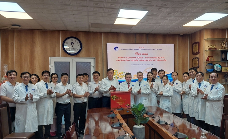 Thứ trưởng Bộ Y tế Đỗ Xuân Tuyên chúc Tết, kiểm tra công tác trực Tết tại các cơ sở y tế ở TPHCM- Ảnh 2.