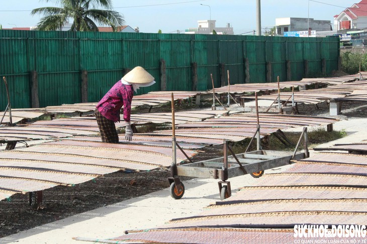Cận Tết, nghề làm bánh tráng ở vùng biển Lâm Đồng rộn ràng vào vụ- Ảnh 2.