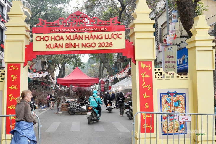 Chợ hoa Hàng Lược mỗi năm chỉ mở một lần hấp dẫn khách quốc tế- Ảnh 1.