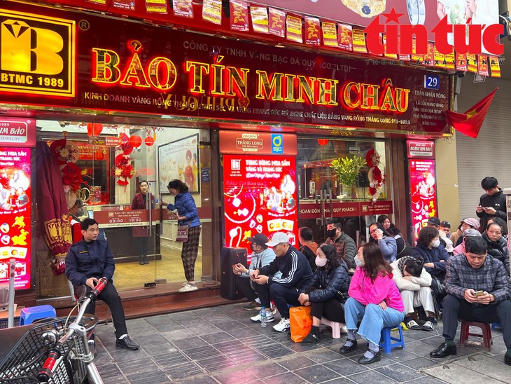 Giá vàng tăng giảm khó lường, chuyên gia cảnh báo rủi ro mua 'vàng giấy'- Ảnh 2. Giá vàng tăng giảm khó lường, chuyên gia cảnh báo rủi ro mua 'vàng giấy'- Ảnh 2.