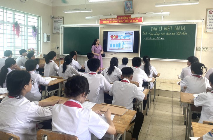 Hai địa phương 'mạnh tay' chi quà Tết cho giáo viên- Ảnh 1. Hai địa phương 'mạnh tay' chi quà Tết cho giáo viên- Ảnh 1.