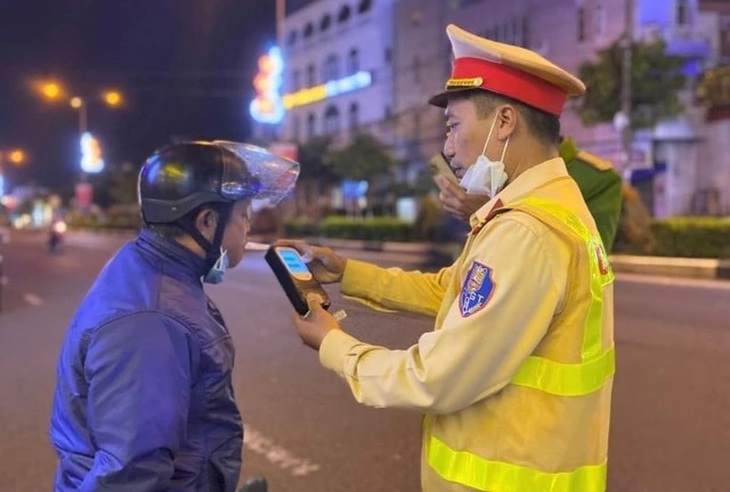 Gần 2.000 trường hợp vi phạm nồng độ cồn bị xử lý trong ngày 6/2- Ảnh 1. Gần 2.000 trường hợp vi phạm nồng độ cồn bị xử lý trong ngày 6/2- Ảnh 1.