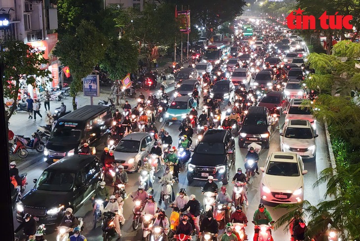 Người Hà Nội chật vật với cảnh ùn tắc 'thâu đêm, suốt sáng' ngày cận Tết Nguyên đán- Ảnh 8.