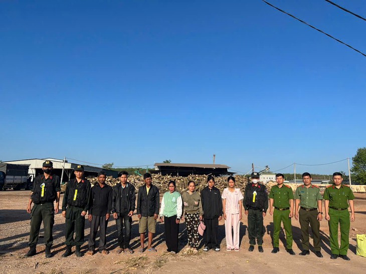 Trục xuất 7 người nước ngoài nhập cảnh lao động trái phép- Ảnh 1. Trục xuất 7 người nước ngoài nhập cảnh lao động trái phép- Ảnh 1.