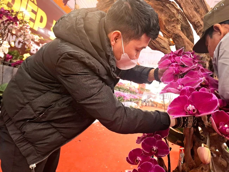 Lao động thời vụ dịp Tết: Hợp đồng miệng, rủi ro thật- Ảnh 1. Lao động thời vụ dịp Tết: Hợp đồng miệng, rủi ro thật- Ảnh 1.