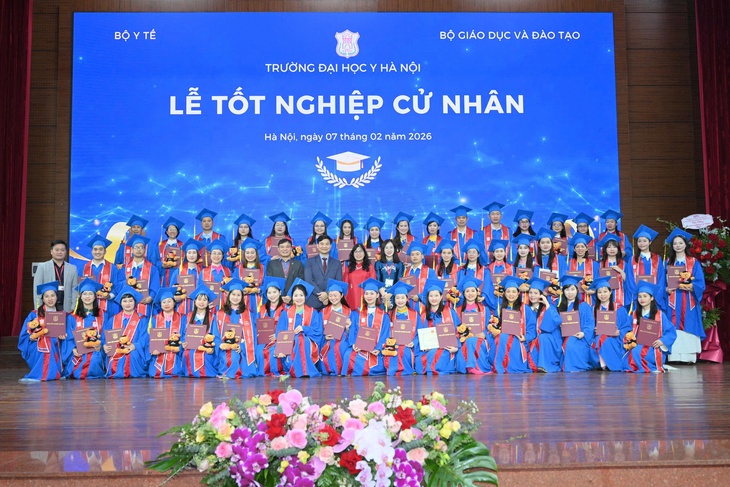 Gần 300 tân cử nhân nhận bằng tốt nghiệp, bổ sung nhân lực cho ngành y tế- Ảnh 3. Gần 300 tân cử nhân nhận bằng tốt nghiệp, bổ sung nhân lực cho ngành y tế- Ảnh 3.