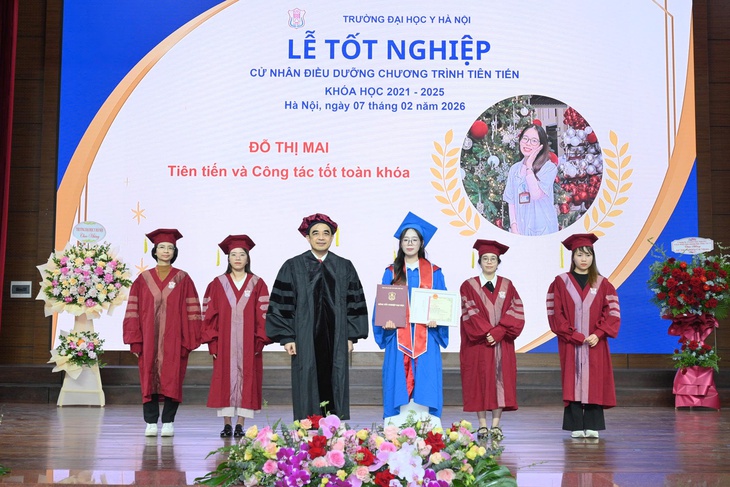 Gần 300 tân cử nhân nhận bằng tốt nghiệp, bổ sung nhân lực cho ngành y tế- Ảnh 2. Gần 300 tân cử nhân nhận bằng tốt nghiệp, bổ sung nhân lực cho ngành y tế- Ảnh 2.