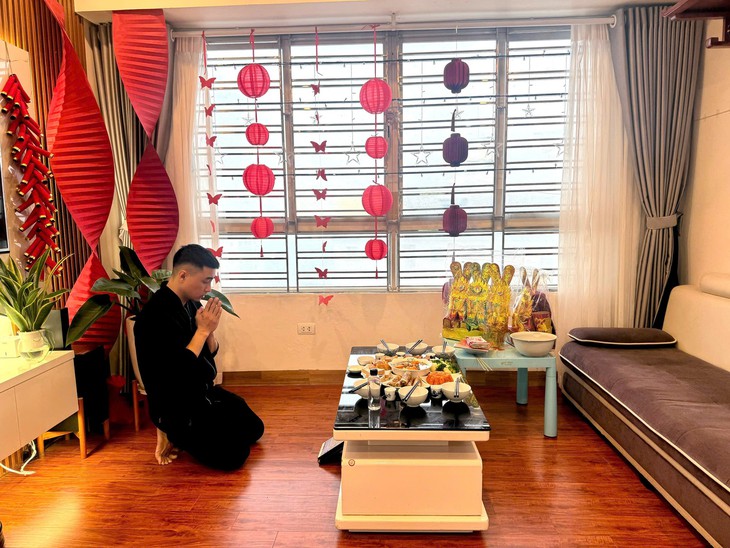 Tranh thủ cuối tuần, nhiều gia đình tiễn ông Công ông Táo về trời- Ảnh 2. Tranh thủ cuối tuần, nhiều gia đình tiễn ông Công ông Táo về trời- Ảnh 2.