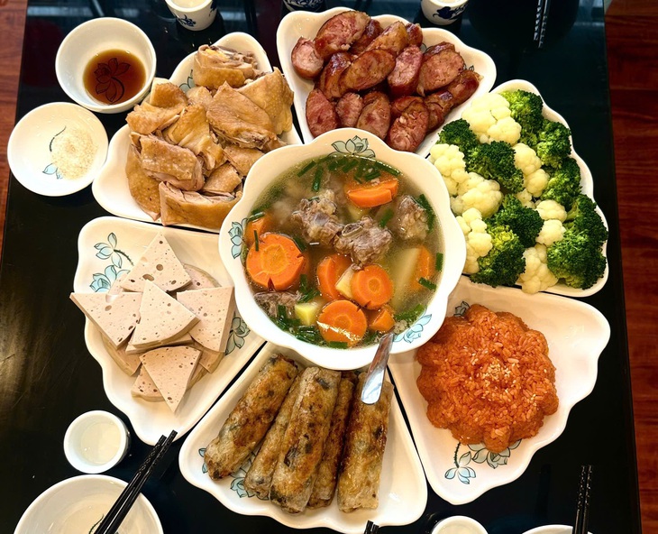 Tranh thủ cuối tuần, nhiều gia đình tiễn ông Công ông Táo về trời- Ảnh 1. Tranh thủ cuối tuần, nhiều gia đình tiễn ông Công ông Táo về trời- Ảnh 1.