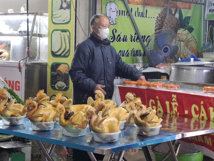 Tranh thủ cuối tuần, nhiều gia đình tiễn ông Công ông Táo về trời- Ảnh 3. Tranh thủ cuối tuần, nhiều gia đình tiễn ông Công ông Táo về trời- Ảnh 3.