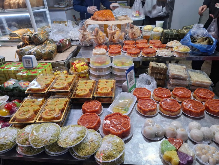 Tranh thủ cuối tuần, nhiều gia đình tiễn ông Công ông Táo về trời- Ảnh 4. Tranh thủ cuối tuần, nhiều gia đình tiễn ông Công ông Táo về trời- Ảnh 4.
