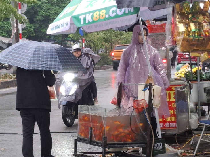 Tranh thủ cuối tuần, nhiều gia đình tiễn ông Công ông Táo về trời- Ảnh 5. Tranh thủ cuối tuần, nhiều gia đình tiễn ông Công ông Táo về trời- Ảnh 5.