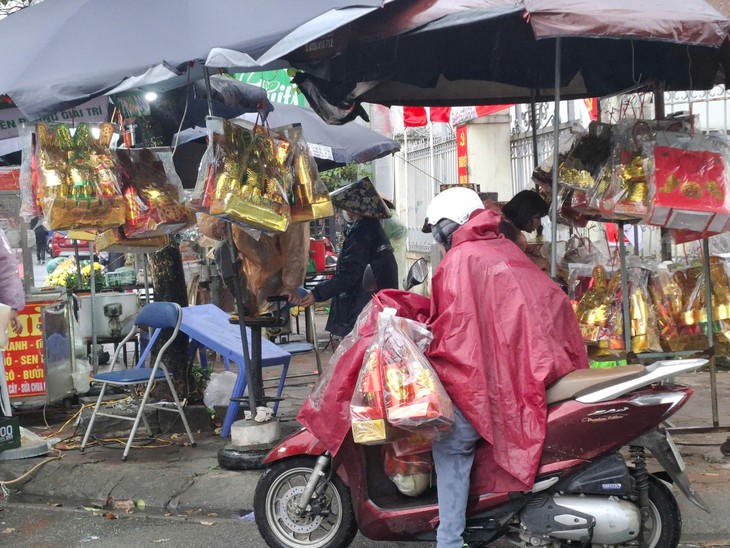 Tranh thủ cuối tuần, nhiều gia đình tiễn ông Công ông Táo về trời- Ảnh 6. Tranh thủ cuối tuần, nhiều gia đình tiễn ông Công ông Táo về trời- Ảnh 6.