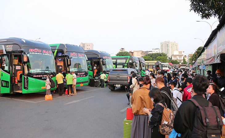 TP Hồ Chí Minh: Bến xe, sân bay nhộn nhịp người dân về quê đón Tết- Ảnh 6.