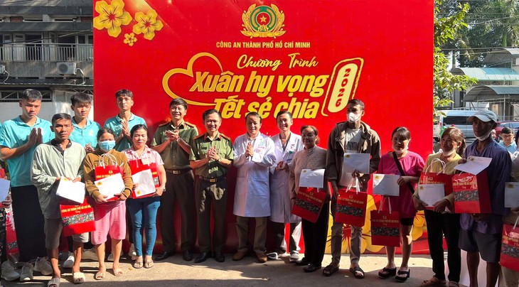 Công an TPHCM mang Xuân hy vọng đến bệnh nhân điều trị nội trú- Ảnh 1.