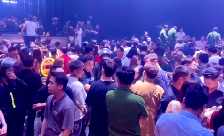 Kiểm tra quán bar tại TPHCM, 17 người dương tính với ma túy- Ảnh 1. Kiểm tra quán bar tại TPHCM, 17 người dương tính với ma túy- Ảnh 1.