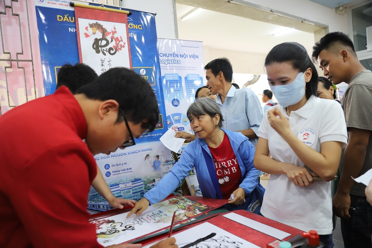 'Chợ 0 đồng' ấm áp, mang Tết đủ đầy đến bệnh nhân nghèo- Ảnh 4.
