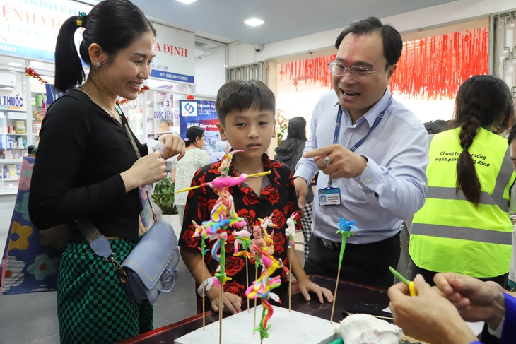 'Chợ 0 đồng' ấm áp, mang Tết đủ đầy đến bệnh nhân nghèo- Ảnh 6.