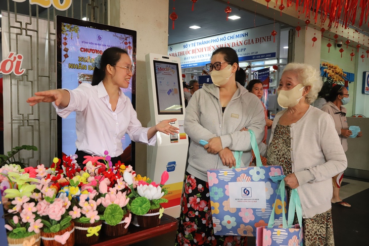 'Chợ 0 đồng' ấm áp, mang Tết đủ đầy đến bệnh nhân nghèo- Ảnh 2.