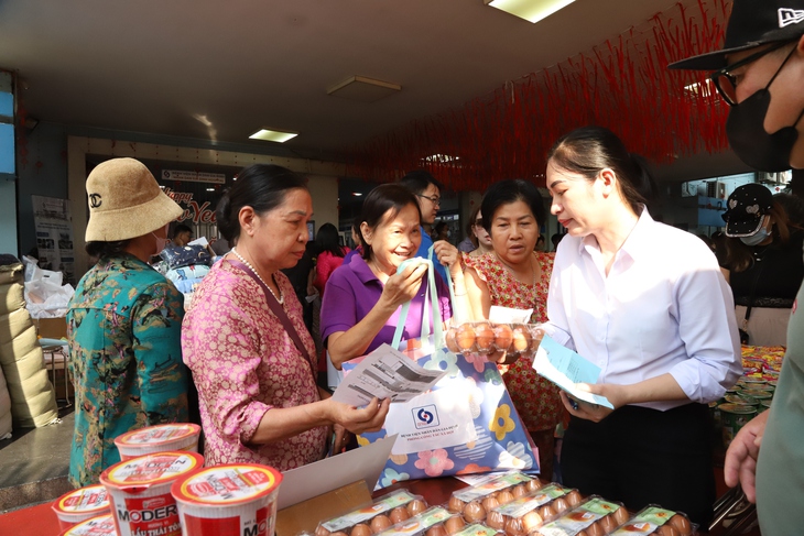 'Chợ 0 đồng' ấm áp, mang Tết đủ đầy đến bệnh nhân nghèo- Ảnh 5.