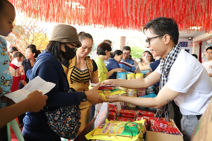'Chợ 0 đồng' ấm áp, mang Tết đủ đầy đến bệnh nhân nghèo- Ảnh 7.
