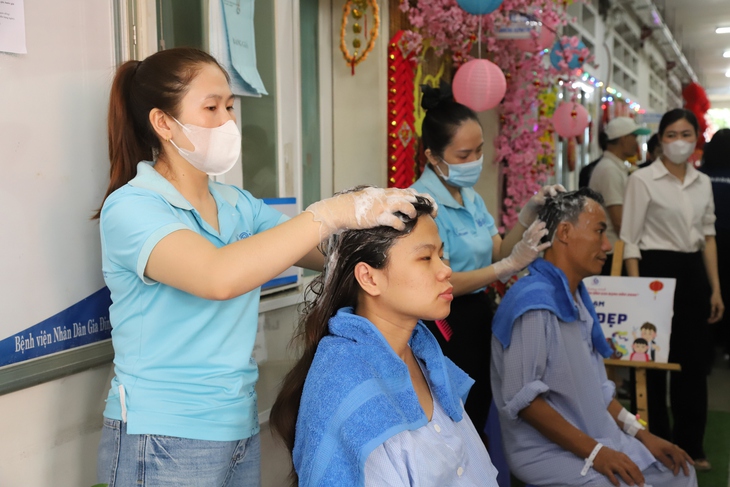 'Chợ 0 đồng' ấm áp, mang Tết đủ đầy đến bệnh nhân nghèo- Ảnh 9.