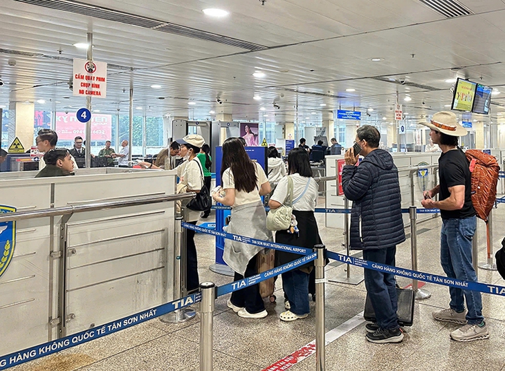 TP Hồ Chí Minh: Bến xe, sân bay nhộn nhịp người dân về quê đón Tết- Ảnh 10.