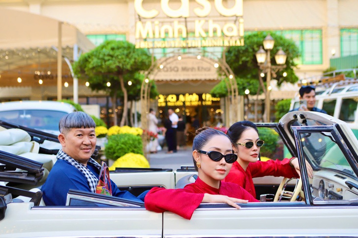 Du khách thích thú check-in dàn xe cổ của dân chơi TPHCM- Ảnh 3. Du khách thích thú check-in dàn xe cổ của dân chơi TPHCM- Ảnh 3.
