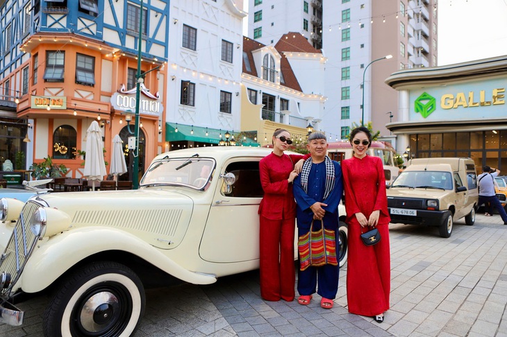 Du khách thích thú check-in dàn xe cổ của dân chơi TPHCM- Ảnh 4. Du khách thích thú check-in dàn xe cổ của dân chơi TPHCM- Ảnh 4.