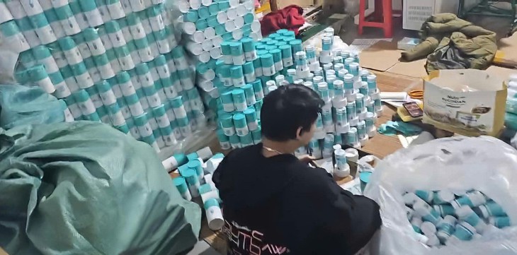 Thuê livestream nước ngoài, lập gian hàng giả mạo trên Shopee, TikTok để bán thuốc xương khớp ‘dỏm’- Ảnh 3. Thuê livestream nước ngoài, lập gian hàng giả mạo trên Shopee, TikTok để bán thuốc xương khớp ‘dỏm’- Ảnh 3.