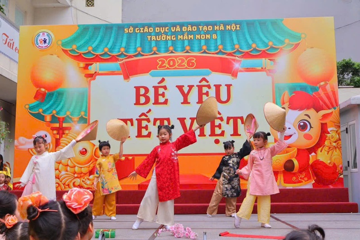 Học sinh Thủ đô rộn ràng trải nghiệm Tết Việt ngay tại sân trường- Ảnh 1. Học sinh Thủ đô rộn ràng trải nghiệm Tết Việt ngay tại sân trường- Ảnh 1.
