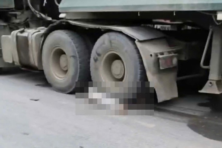 Xe máy va chạm xe đầu kéo khiến mẹ tử vong, con trai nguy kịch- Ảnh 1.