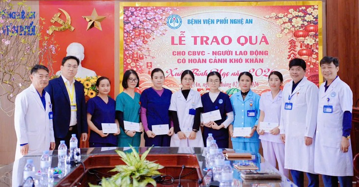 Tết ấm nghĩa tình - Lan tỏa giá trị nhân văn từ Bệnh viện Phổi Nghệ An- Ảnh 1.