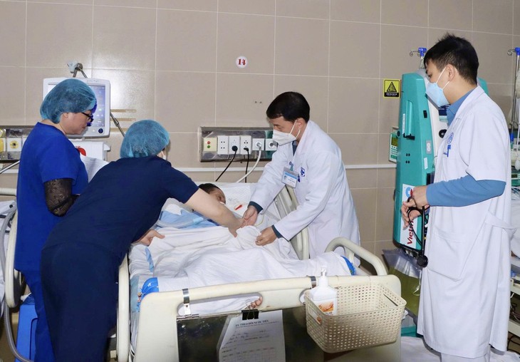 Tết, bệnh viện bước vào cao điểm trực cấp cứu- Ảnh 1.