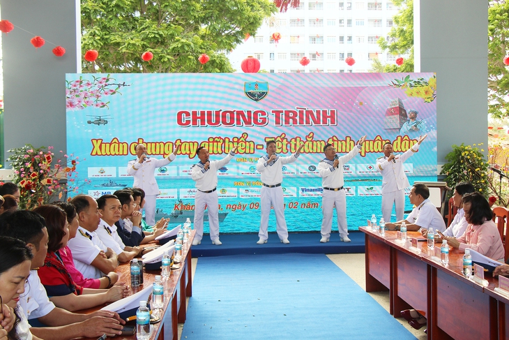 Ấm áp chương trình 'Xuân chung tay giữ biển – Tết thắm tình quân dân'- Ảnh 2.